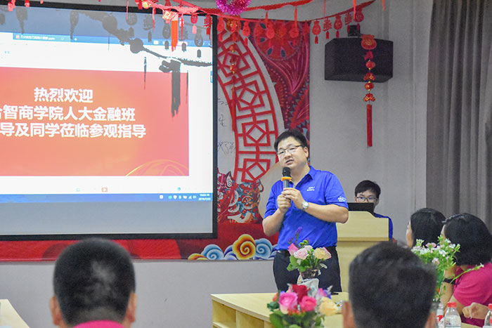 刀父总经理对刀父公司进行简介